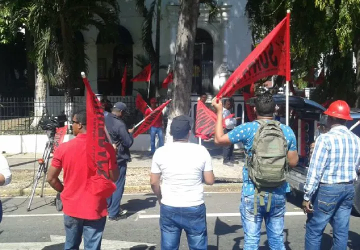 Obreros del Suntracs protestaron frente al Ministerio Público. Víctor Arosemena