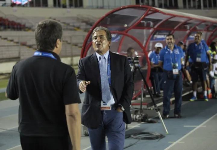 Jorge Luis Pinto (dcha.) y Hernán Darío Gómez fueron muy amigables al inicio del partido. Anayansi Gamez