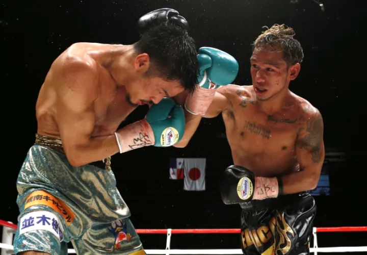 Luis 'El Nica' Concepción (der.) no solo perdió el título mundial en la báscula, sino también la pelea ante Khalid Yafai al día siguiente.
