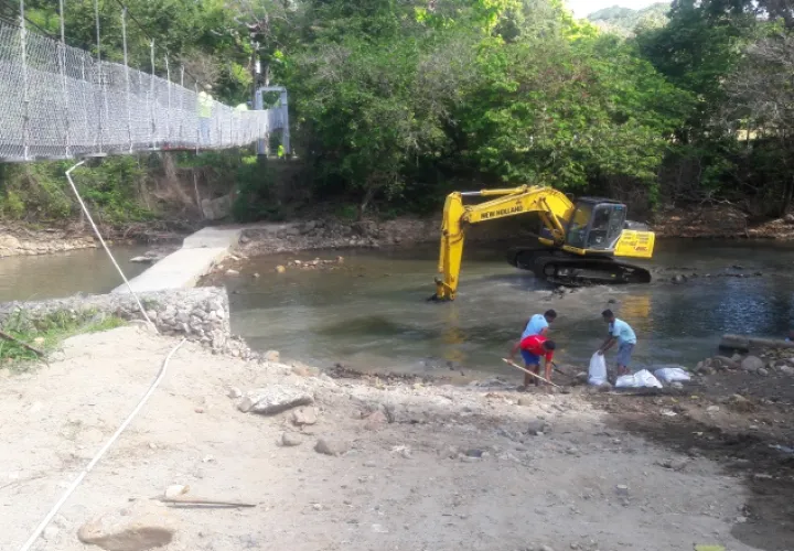Realizan trabajos de readecuación en la toma de agua en Penonomé. Elena Valdez