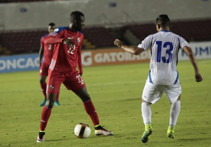 Abdiel Arroyo (izq.) hizo la anotación de Panamá ante El Salvador en el minuto 82. Anayansi Gamez