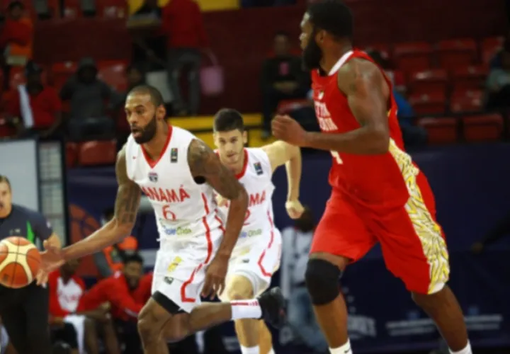 Tony Bishop (c ), durante su actuación en el Centrobasket 2016. Anayansi Gamez