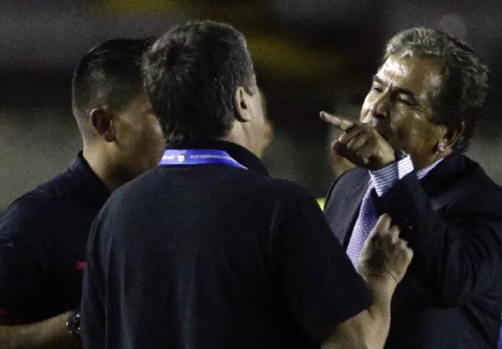 Jorge Luis Pinto (dcha.) es un técnico polémico. AP