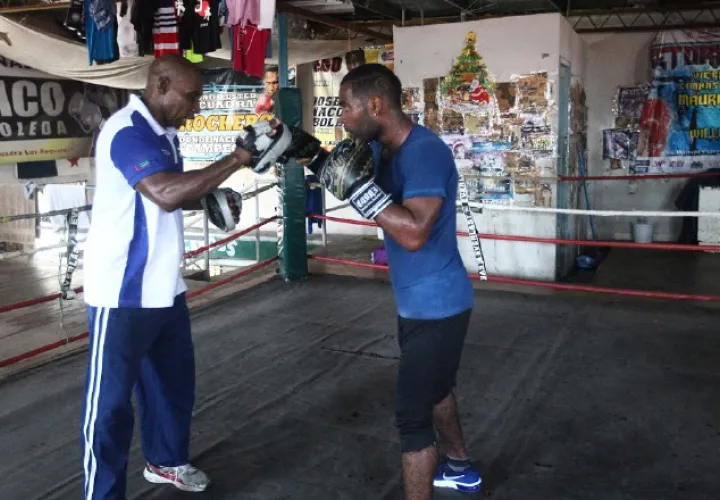 Jezreel Corrales (dcha.) ya ingresó al gimnasio. Aurelio Herrera