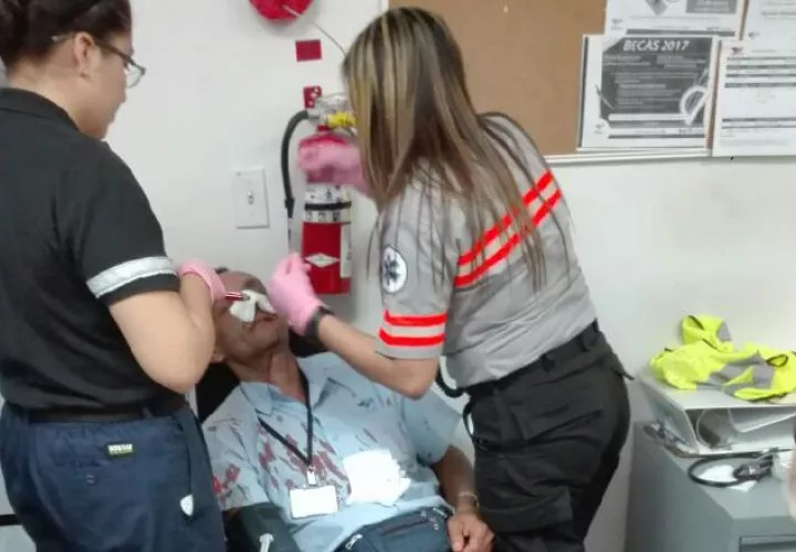 Fue auxiliado por paramédicos y trasladado a un hospital.  @alfredomitre