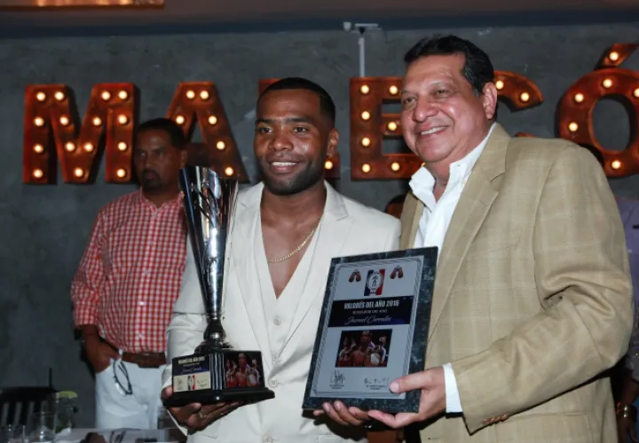 Corrales (izq.) recibe el premio de Boxeador del Año por el presidente de la Comibox, Jaime Salas. Anayansi Gamez