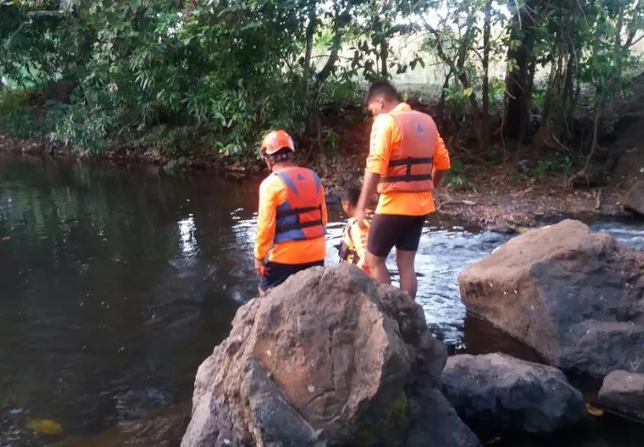 El cadáver fue encontrado a unos 10 pies de profundidad del río.  