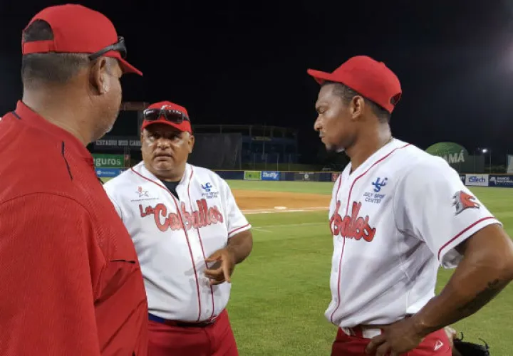 Olmedo Sáenz (centro) es el técnico de los Caballos de Coclé./ Foto Cortesía