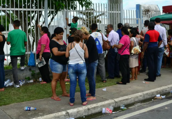 Familiares de los presos que fallecieron esperan informes. FOTO/EFE