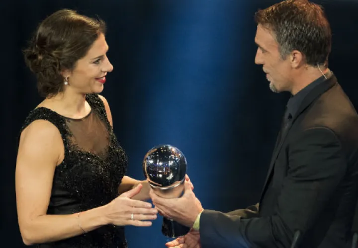 Carli Lloyd recibe su premio en manos del argentino Gabriel Batistuta Foto:AP