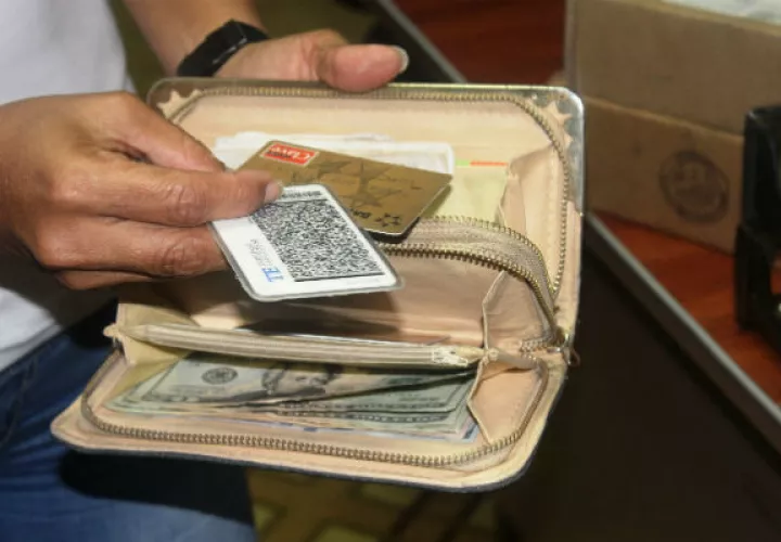 La cartera contenía documentos, dinero y tarjetas 