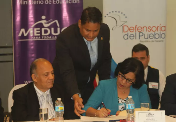 La ministra firma retorno del dialogo 