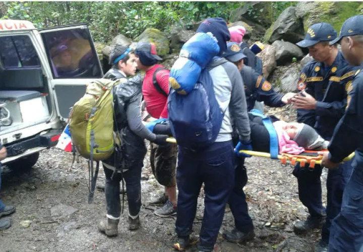 Momento cuando excursionistas fueron rescatados en el Volcán Barú. Foto/Cortesía de Ministerio de Ambiente