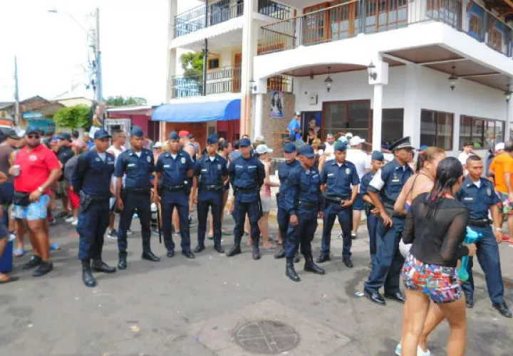 Unidades policiales en el área de las actividades. Foto: Zenaida Vásquez. 