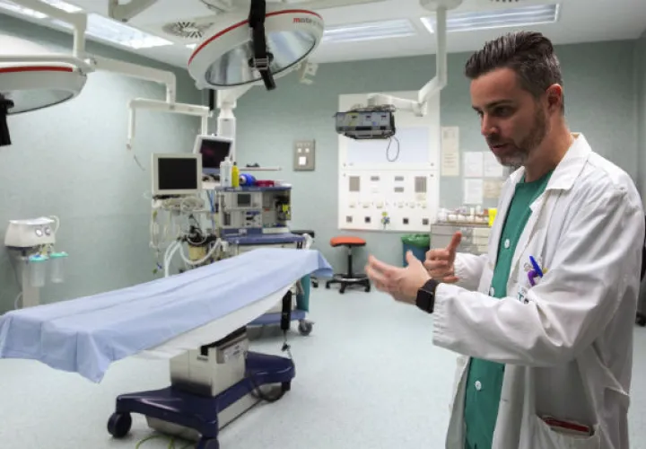 El coordinador de la Unidad de Grandes Quemados del Hospital Miguel Servet de Zaragoza, Enrique Monclús. Foto/ EFE