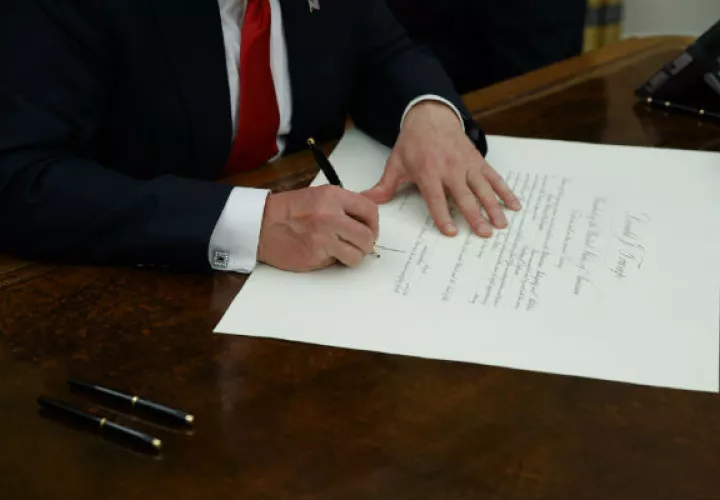 Las primeras medidas de Donald Trump, se ajustan a sus promesas de campaña. FOTO/AP