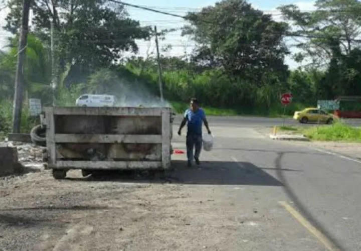 Desconocidos incendiaron el vagón. Foto: Diómedes Sánchez. 