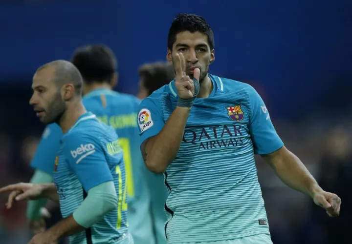 Luis Suárez  sigue encendido y marcando goles para el equipo culé. AP