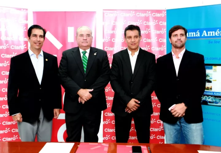 De izq. a dcha.: Carlos Sacre (director del torneo), Gilberto Arosemena (presidente del Club de Golf  de Panamá), Oscar Borda (director de Claro Panamá)  y Federico Brisky (gerente general de Grupo Epasa)  durante la firma del patrocinio. Anayansi Gamez