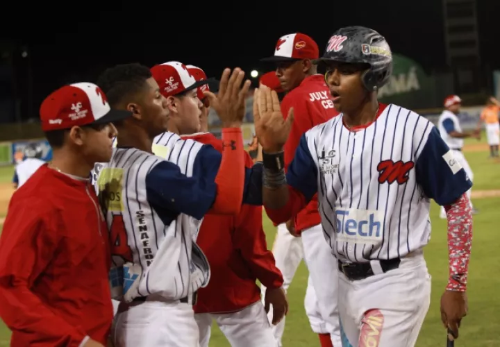 Abraham Hidalgo (dcha.) empujó siete carreras en la serie contra Chiriquí Occidente, para ser el líder del equipo en este departamento. Anayansi Gamez