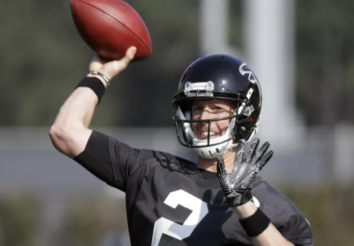 Matt Ryan y su ofensiva quieren hacerle daño a la defensa de los Patriots. Ap