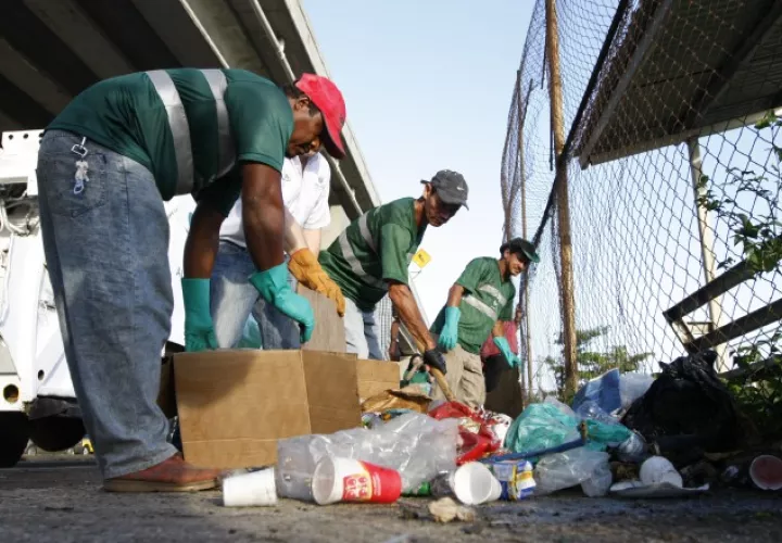 Pese al aumento salarial hecho a los trabajadores y la compra de equipos, la frecuencia en las calles sigue siendo el principal reto de la Autoridad de Aseo. Archivo