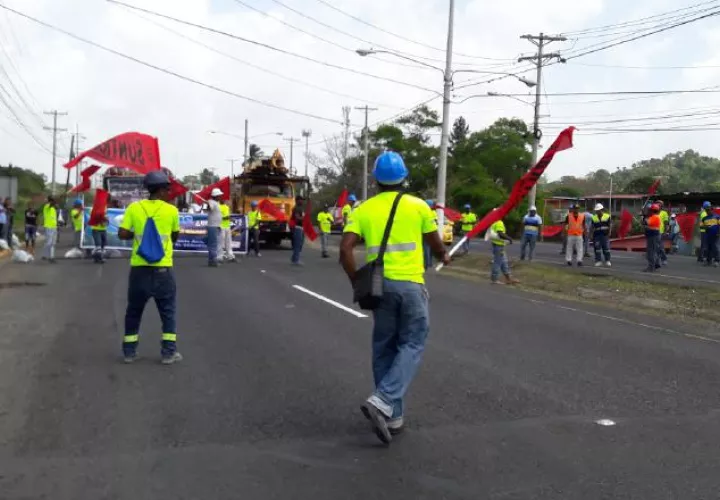 Obreros de la construcción proceden a cerrar un tramo de la vía Transístmica en la ciudad de Colón. Delfia Cortez