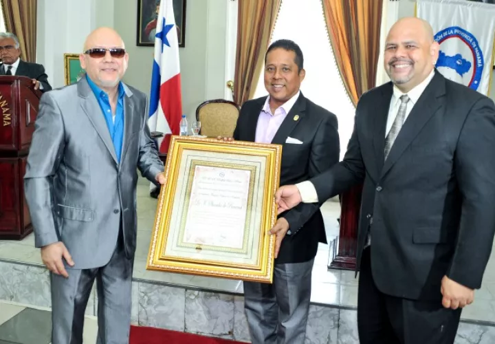 Entrega del reconocimiento por el gobernador de Panamá.