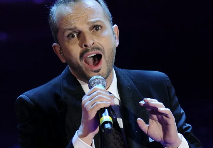 Uno de los momentos más emotivos fue cuando el cantante, cuya sobrina Bimba falleció recientemente, interpretó "Amiga". /Foto Archivo