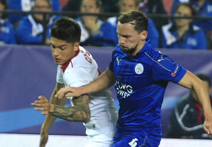 Joaquín Correa (izq.)  disputa el balón  contra Danny Drinkwater. /Foto AP