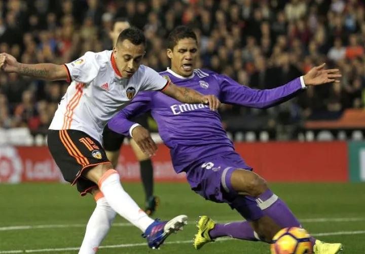 Raphael Varane (dcha.) en el juego contra el Valencia. /Foto AP