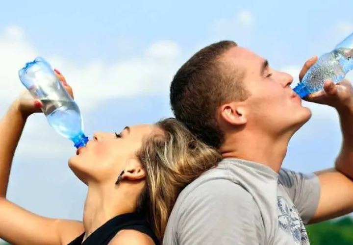 Tomar  ocho vasos de agua al día es lo más recomendable.
