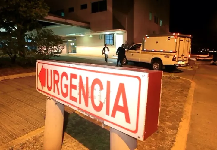 Las autoridades de Seguridad conversaron con los familiares del policía asesinado que acudieron al hospital  Lourdes Tzanetatos.