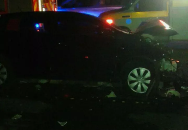 La parte frontal del carro quedó destrozada. Fotos: @bomberoveraguas. 