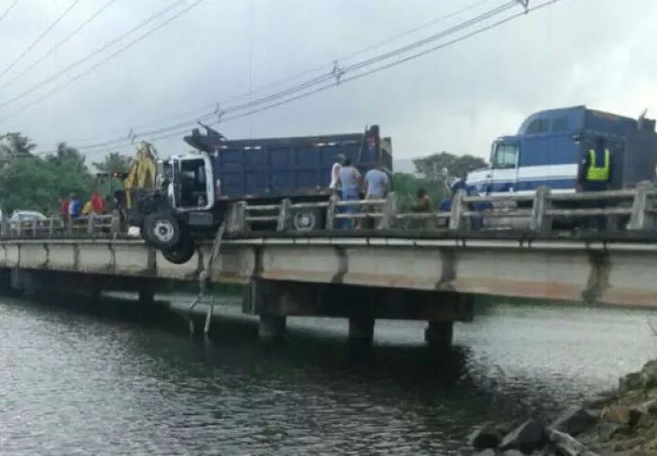 Un poco más y caen al agua. Foto: Delfia Cortez. 