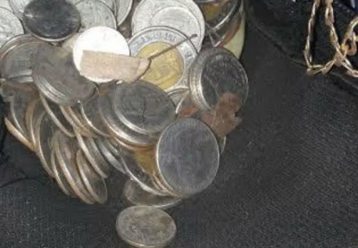 Prendas de oro y dinero en efectivo encontrado. Foto: Mayra Madrid. 