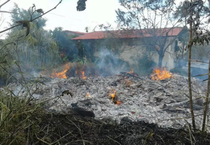 Fueron horas de trabajo para lograr controlar el incendio. Foto: Víctor Eliseo Rodríguez. 