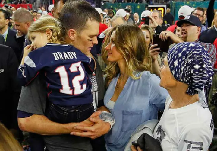 Tom Brady y su familia luego de ganar el Super Bowl del pasado domingo./ Cortesía
