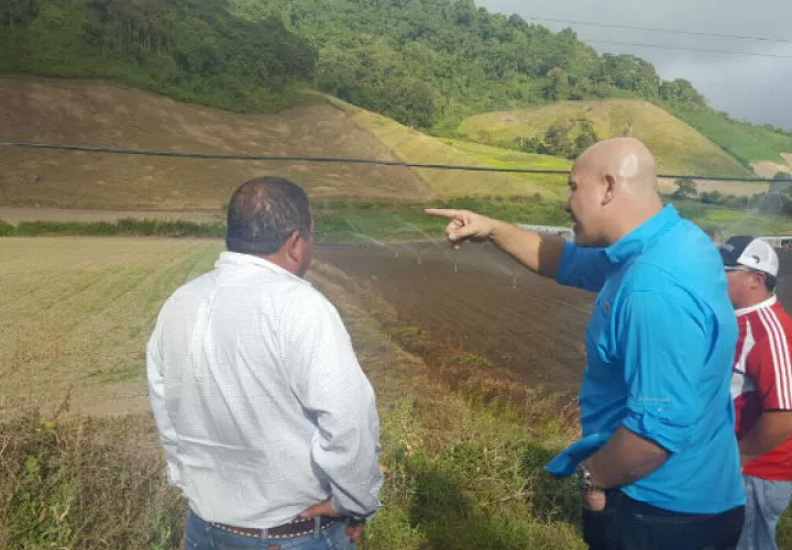 Rolando Mirones conversa con agricultores de Chiriquí 