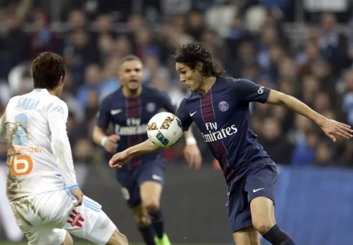 Edinson Cavani controla el balón ante su marcador. /Foto AP