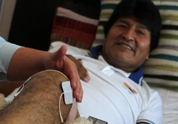 Evo Morales, presidente de Bolivia, durante una sesión de fisioterapia en La Paz. /Foto EFE (Archivo)