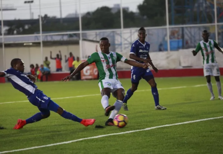 César "Bombo" Medina (centro) anotó su gol 129 en el fútbol panameño. Anayansi Gamez