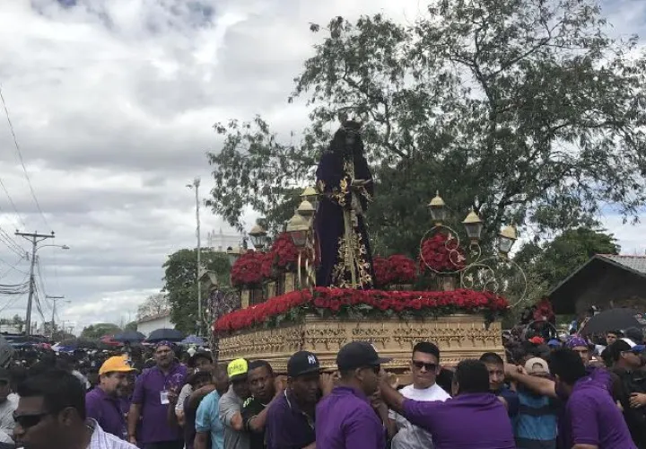 Gran demostración de fe en la procesión en Atalaya. /Foto Víctor Eliseo Rodríguez