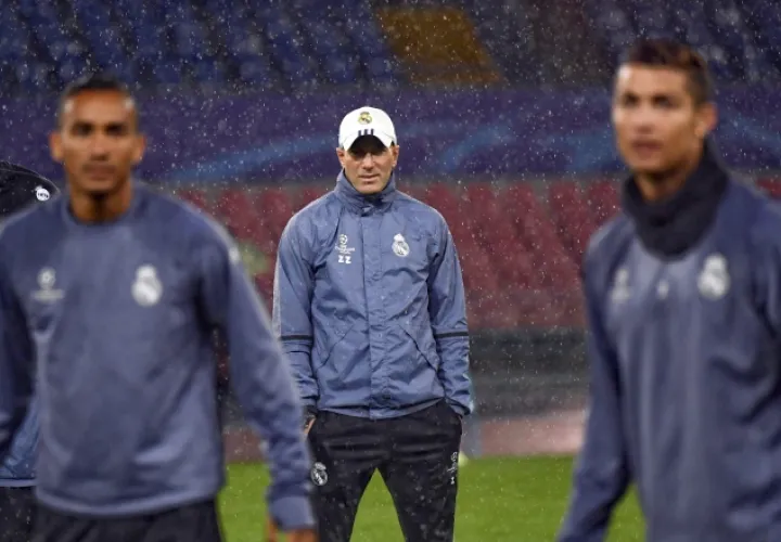 Zinedine Zidane (centro) entrenó ayer a su equipo bajo una pertinaz lluvia. /Foto AP