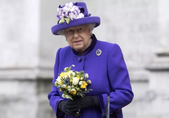 El bolso Launer, al que tan fiel es la reina Isabel II, es algo más que un accesorio para la reina.