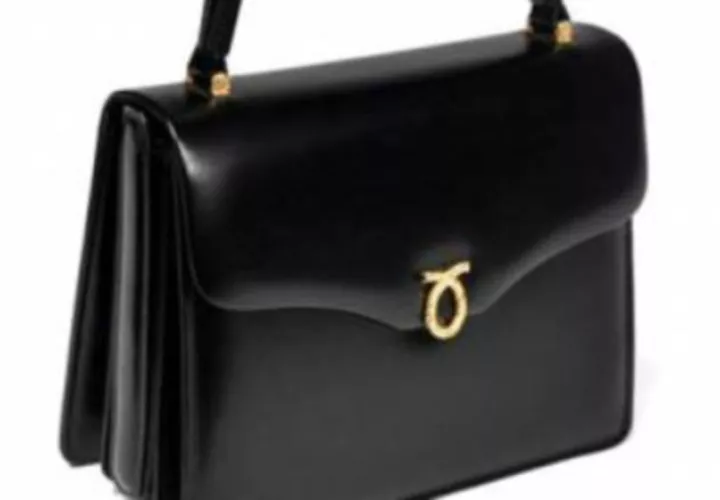 Los bolso son hechos a mano con la más suave piel de borrego. 