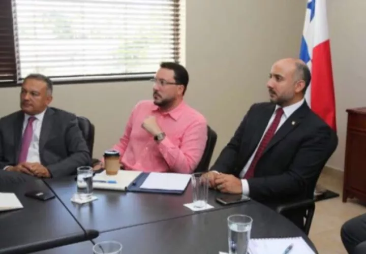 Gerardo Varela en reunión con el administrador de la Autoridad Marítima de Panamá, Jorge Barakat. /Foto Cortesía 