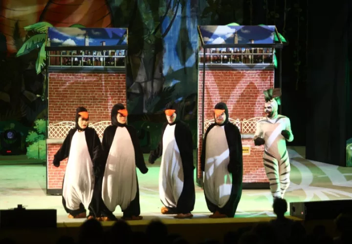 Las ocurrencias de los pingüinos causaban hilaridad al público.