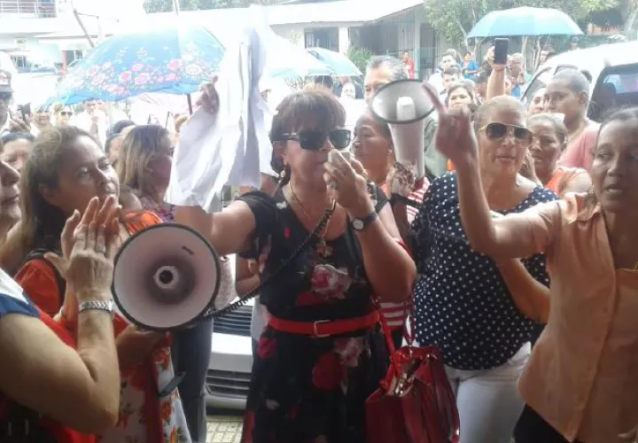 Docentes y padres de familia del IPT de La Chorrera protestaron ayer frente a la regional de Meduca. /Foto Eric A. Montenegro