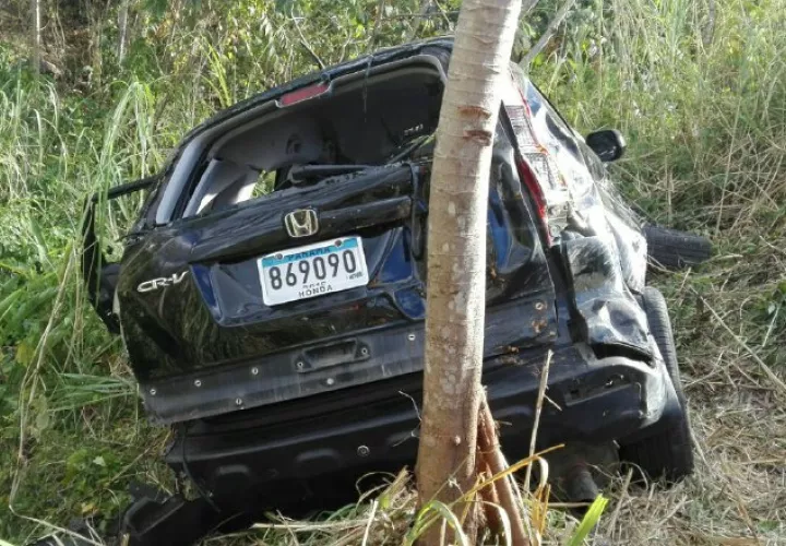El auto de Barahona quedó  bastante averiado. /Foto Twitter de RR
